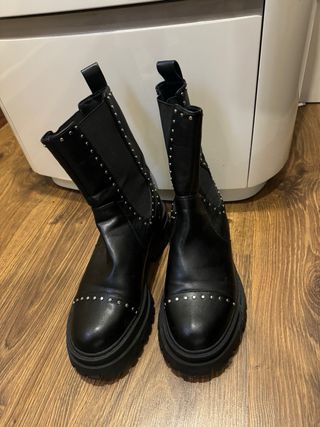 Botas Stradivarius negras con tachuelas