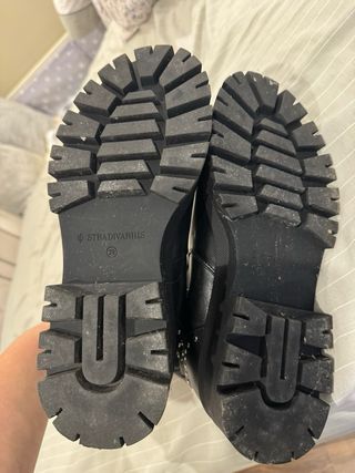 Botas Stradivarius negras con tachuelas