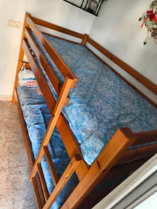 Litera de madera con colchones
