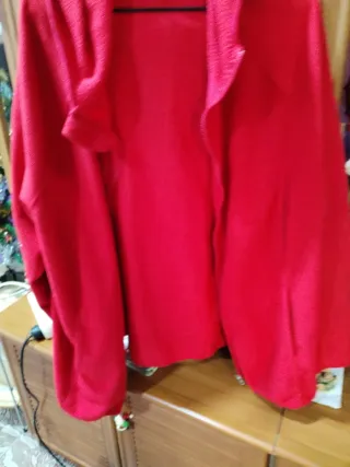 Chaqueta roja entretiempo con capucha
