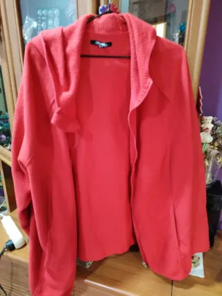 Chaqueta roja entretiempo con capucha