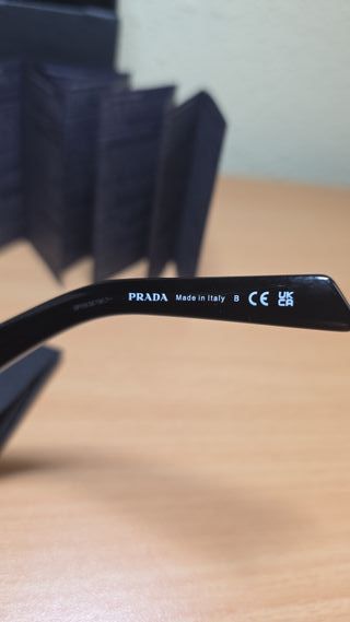 Gafas de sol Prada negras.