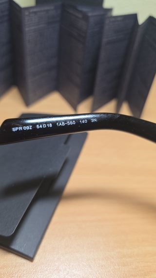 Gafas de sol Prada negras.