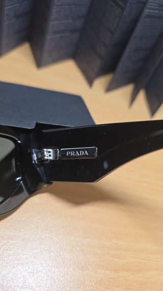 Gafas de sol Prada negras.