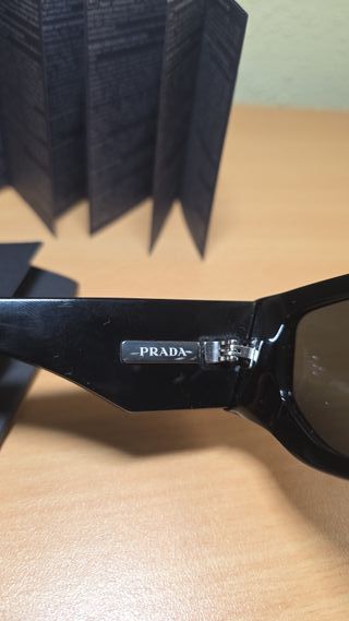 Gafas de sol Prada negras.