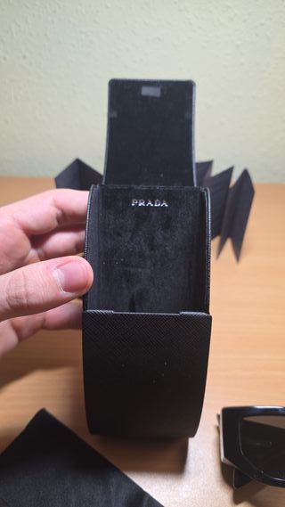 Gafas de sol Prada negras.