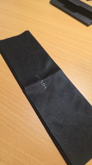 Gafas de sol Prada negras.