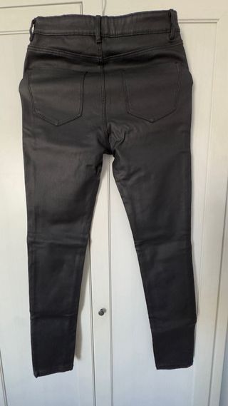 Vaqueros negros efecto piel