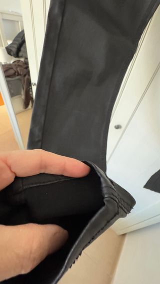 Vaqueros negros efecto piel