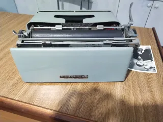 Máquina de escribir Olivetti Studio 44