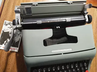 Máquina de escribir Olivetti Studio 44