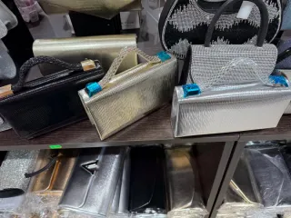 Bolsos de fiesta dorados y blancos