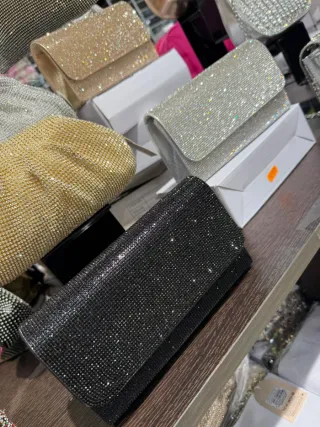 Bolsos de fiesta dorados y blancos