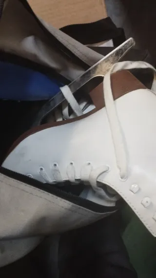 Patines blancos y bolsa de transporte