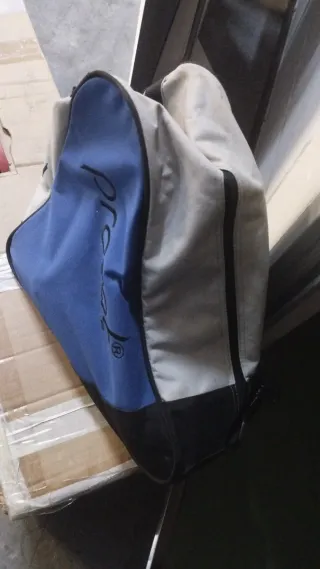 Patines blancos y bolsa de transporte