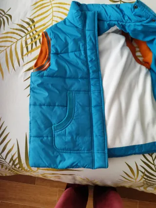 Chaleco azul y naranja con logo