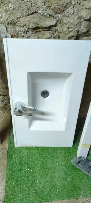 Lavabo de baño blanco con grifo