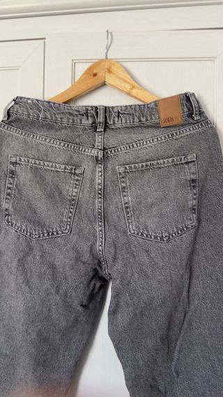 Vaqueros Zara grises desgastados