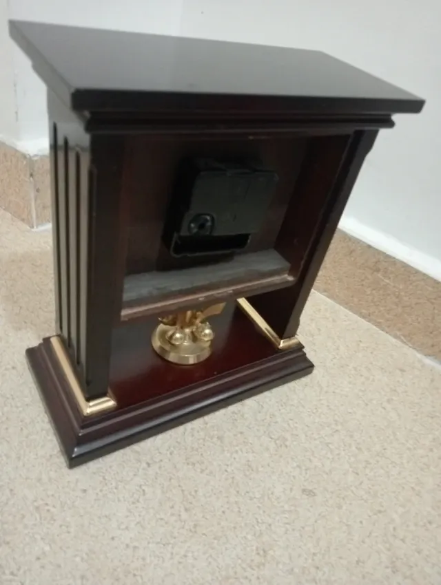 Reloj de mesa decorativo de madera