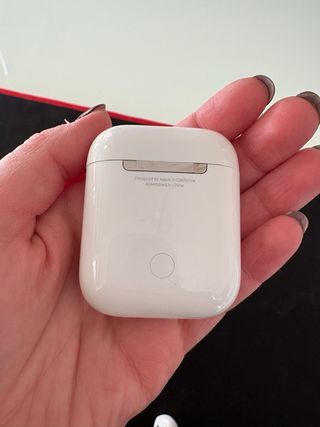 AirPods 2 con custodia ricarica Lightning