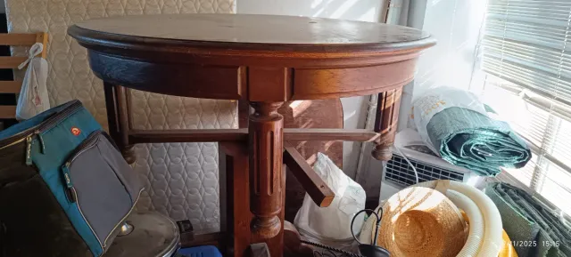 Mesa redonda de madera