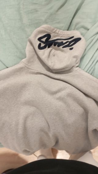 Sudadera gris con logo