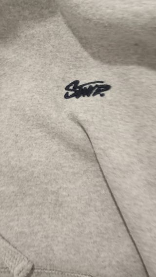 Sudadera gris con logo
