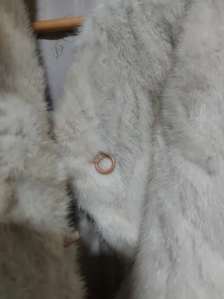 Chaquetón de pelo auténtico beige, hueso.