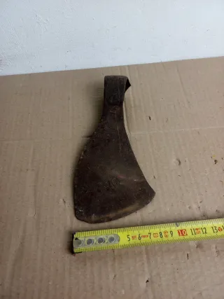 Hacha de hierro forjado con marca de herrero