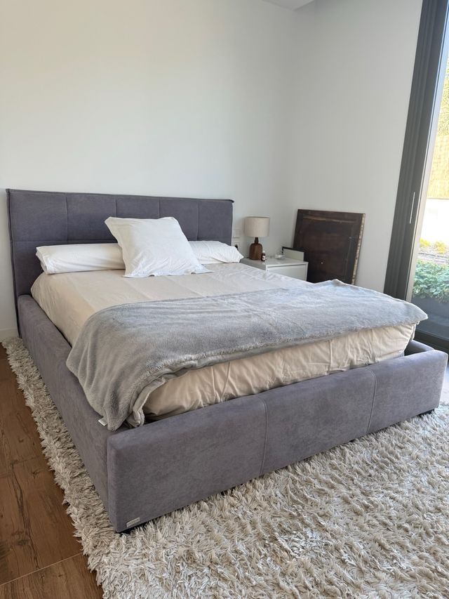 Estructura de cama gris tapizada de marca francesa