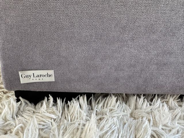 Estructura de cama gris tapizada de marca francesa