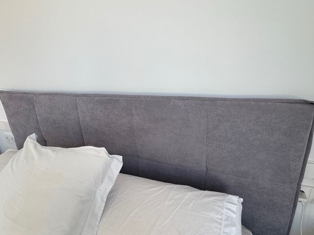 Estructura de cama gris tapizada de marca francesa