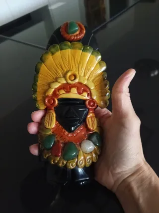 Figura obsidiana con piedras semipreciosas