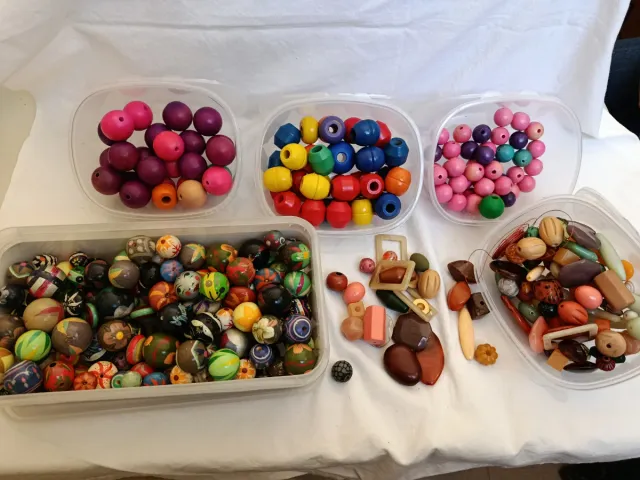 Lote de cuentas de madera y resina.