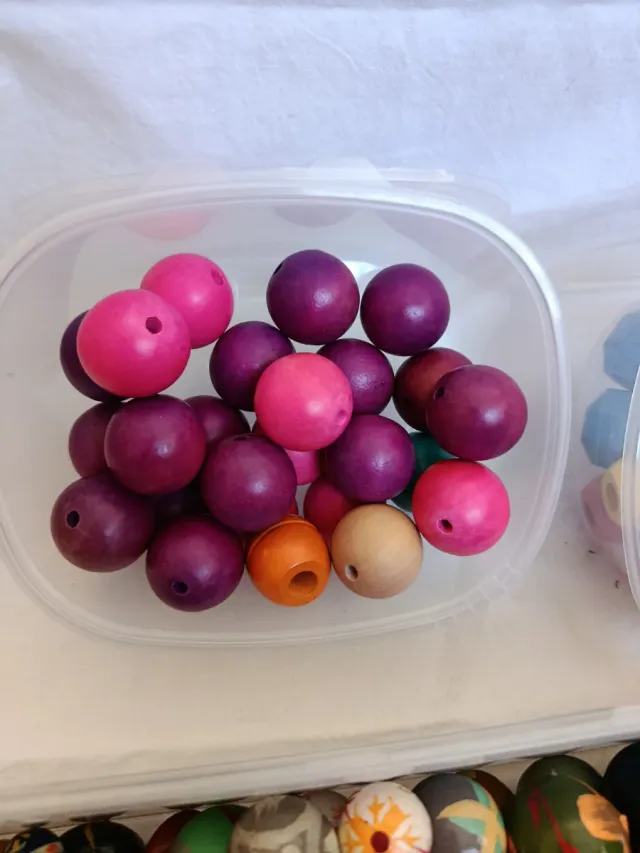 Lote de cuentas de madera y resina.