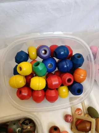 Lote de cuentas de madera y resina.