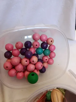 Lote de cuentas de madera y resina.