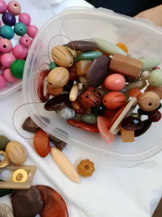 Lote de cuentas de madera y resina.