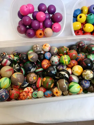 Lote de cuentas de madera y resina.