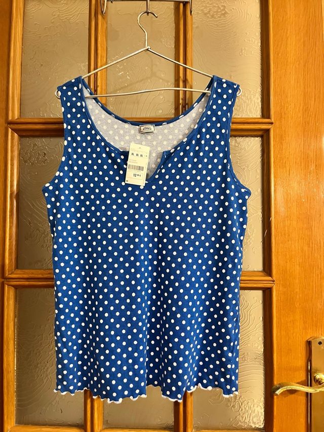 Camiseta azul de lunares blancos