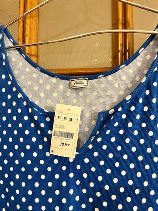 Camiseta azul de lunares blancos