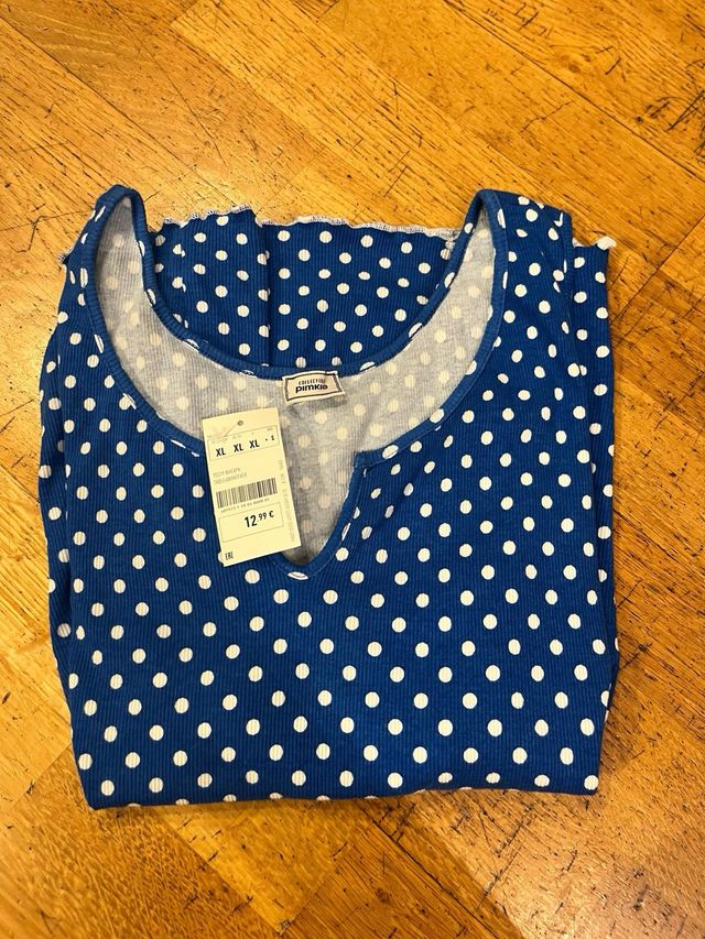 Camiseta azul de lunares blancos