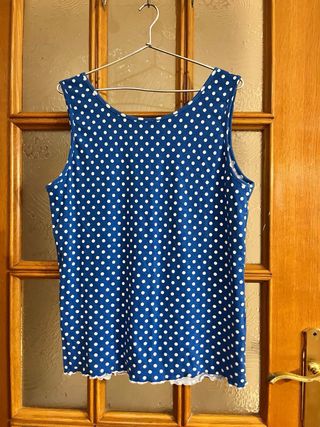 Camiseta azul de lunares blancos