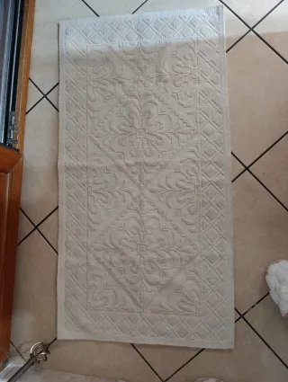 Tappeto ricamato beige