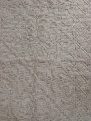 Tappeto ricamato beige