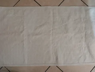 Tappeto ricamato beige