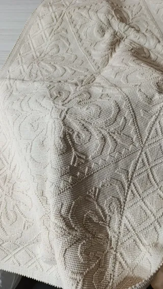 Tappeto ricamato beige