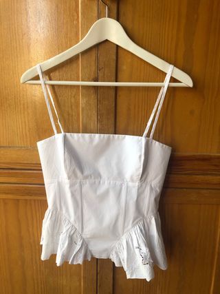 Top blanco con volantes y bordado