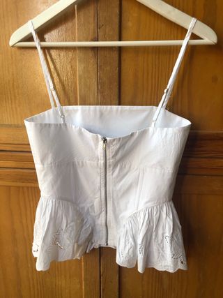 Top blanco con volantes y bordado