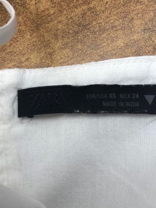 Top blanco con volantes y bordado